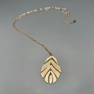 Versona Vintage Gold-Tone Leaf Pendant Necklace – Mid-Century Modern Elegance